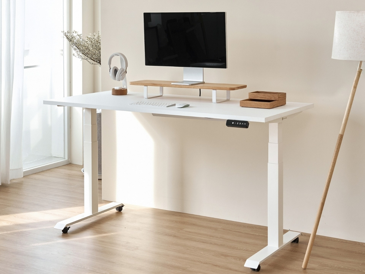 Setup hiện đại với b&agrave;n l&agrave;m việc n&acirc;ng hạ th&ocirc;ng minh