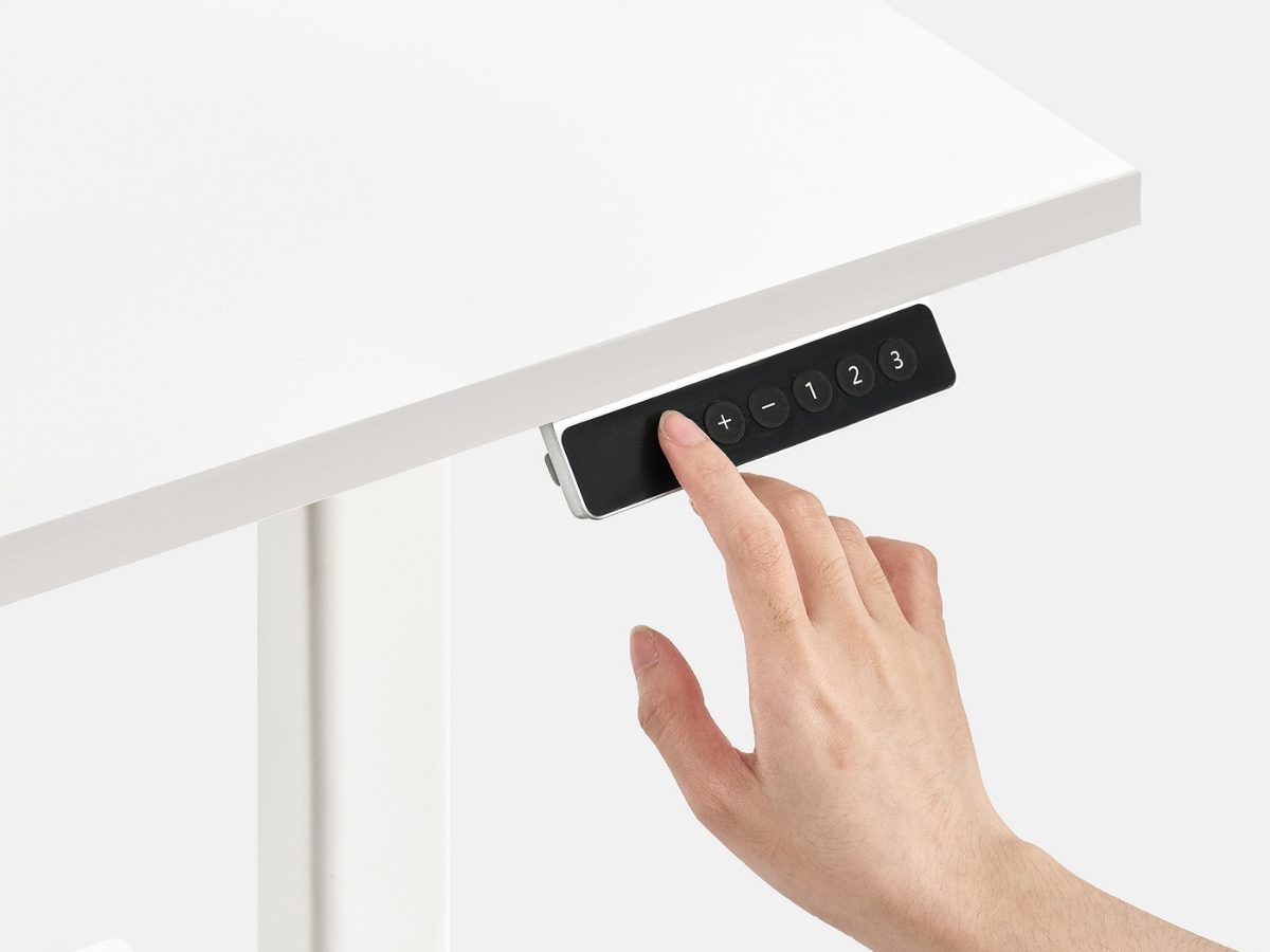 Trải nghiệm ngay t&iacute;nh năng 1 chạm để điều chỉnh độ cao b&agrave;n l&agrave;m việc