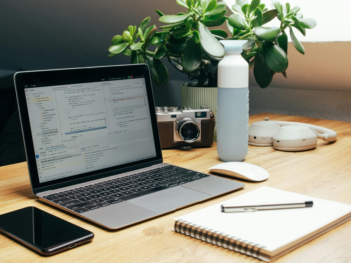 B&agrave;n l&agrave;m việc 1m6 tối ưu kh&ocirc;ng gian v&agrave; c&ocirc;ng năng