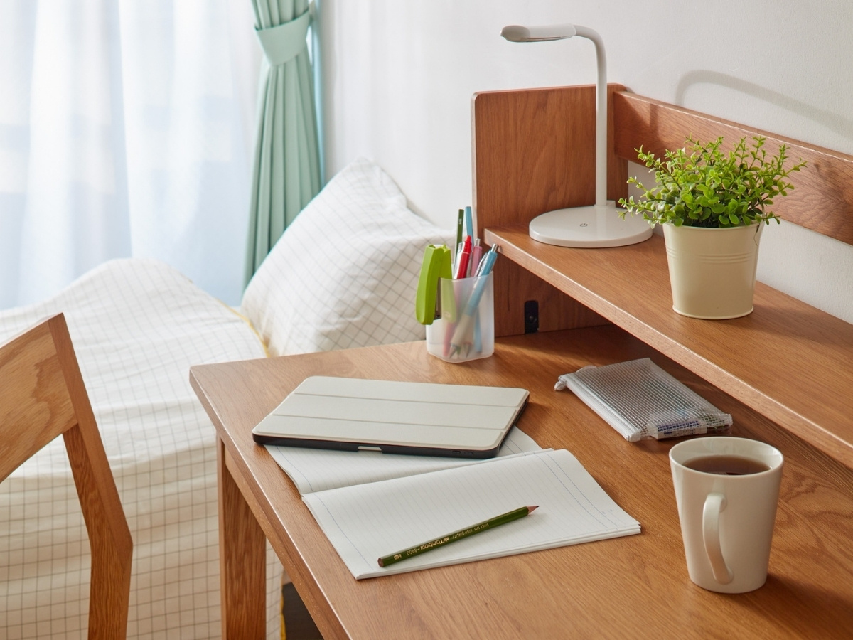 B&agrave;n l&agrave;m việc Bắc &Acirc;u c&oacute; ngăn k&eacute;o k&egrave;m kệ