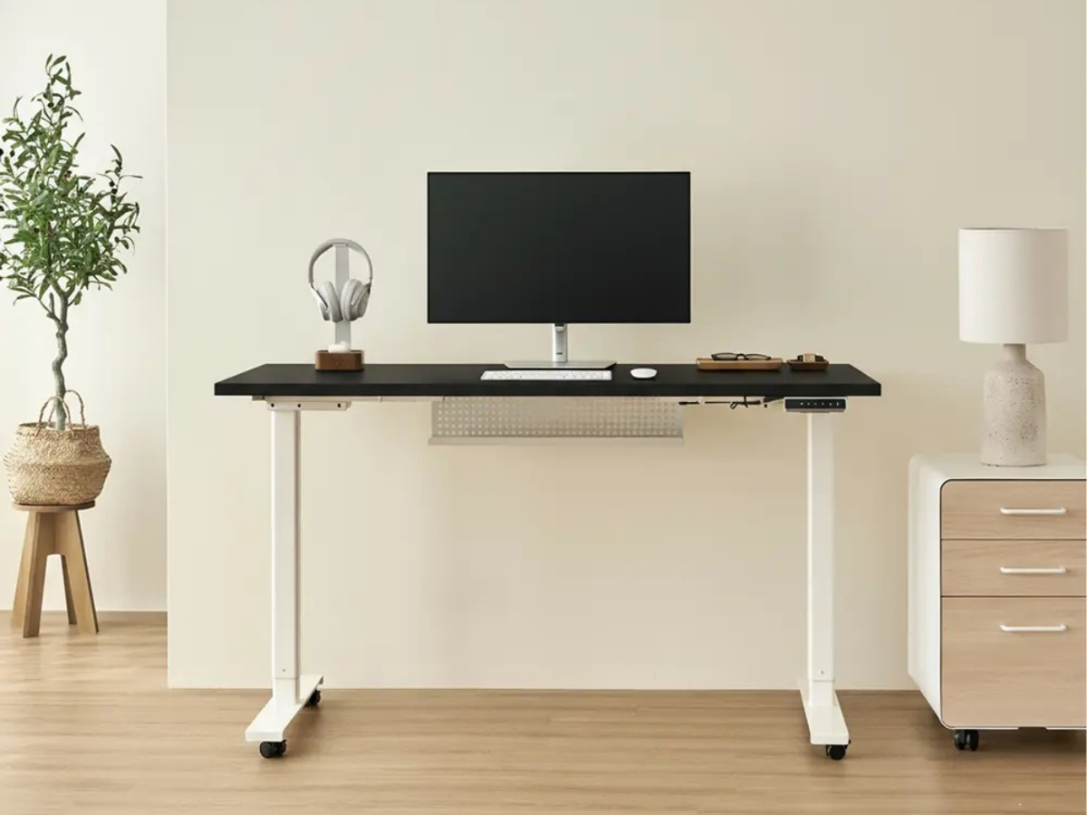 B&agrave;n l&agrave;m việc th&ocirc;ng minh được nhiều người trẻ ưa chuộng