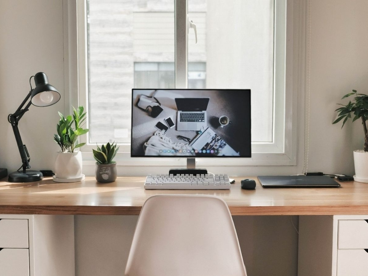 Setup b&agrave;n l&agrave;m việc nơi c&oacute; &aacute;nh s&aacute;ng tự nhi&ecirc;n