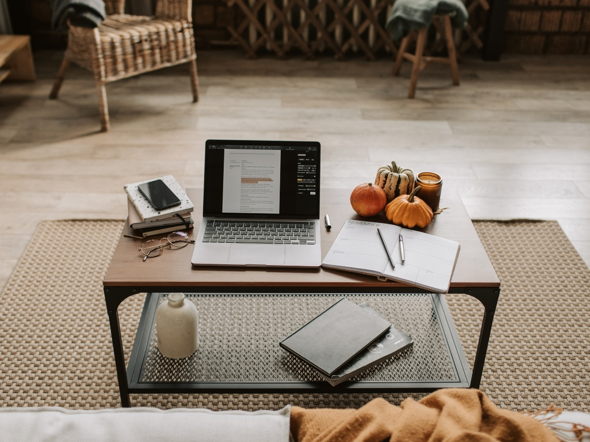 B&agrave;n l&agrave;m việc gọn g&agrave;ng mang lại cảm hứng học tập v&agrave; l&agrave;m việc