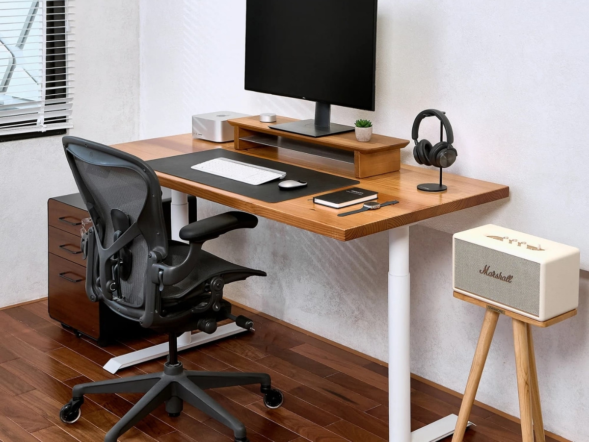 B&agrave;n m&agrave;u trắng/x&aacute;m kết hợp &aacute;nh s&aacute;ng tự nhi&ecirc;n, c&acirc;n bằng &acirc;m dương ho&agrave;n hảo