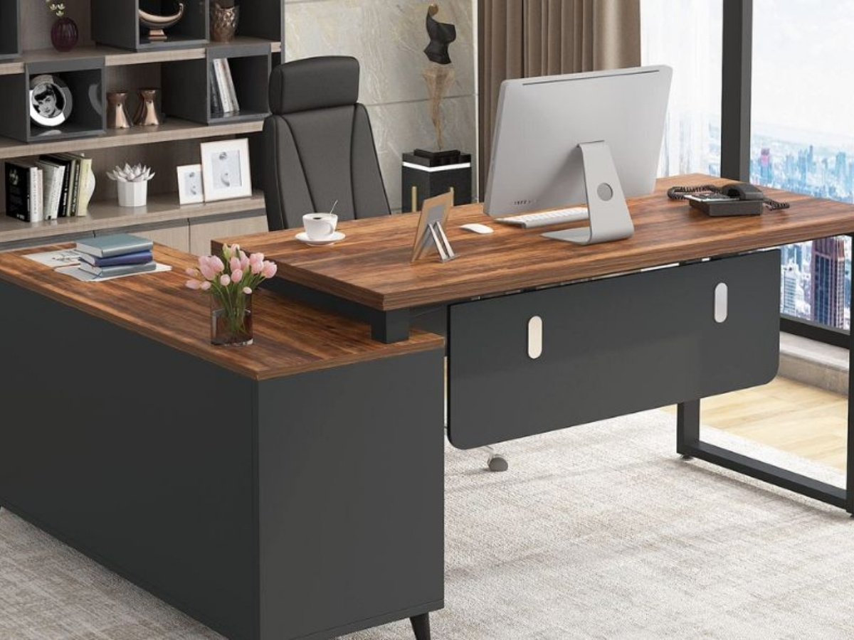 Tr&aacute;nh để b&agrave;n l&agrave;m việc đối diện cửa ra v&agrave;o