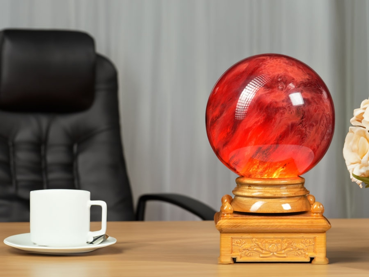 Quả cầu phong thủy m&agrave;u đỏ thu h&uacute;t vượng kh&iacute; cho người mệnh Hỏa