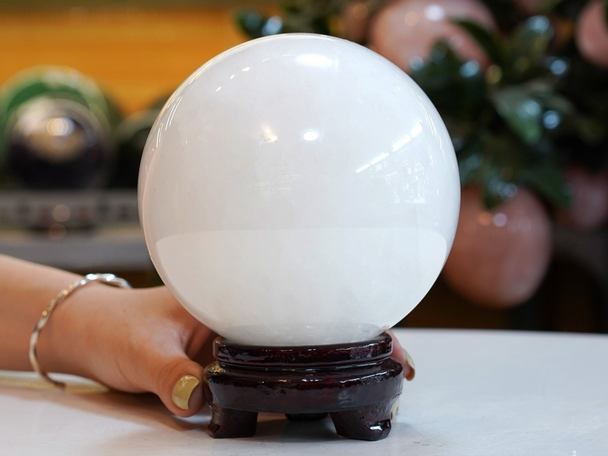 Quả cầu đ&aacute; thạch anh trắng để b&agrave;n l&agrave;m việc tuổi Nh&acirc;m Tuất