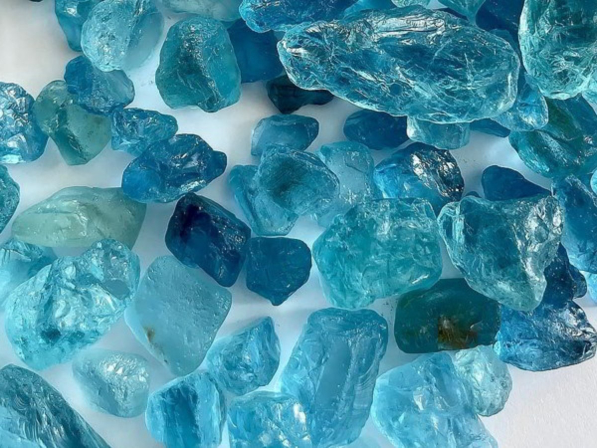 Đ&aacute; Aquamarine (ngọc biển) để b&agrave;n l&agrave;m việc tuổi Nh&acirc;m Tuất